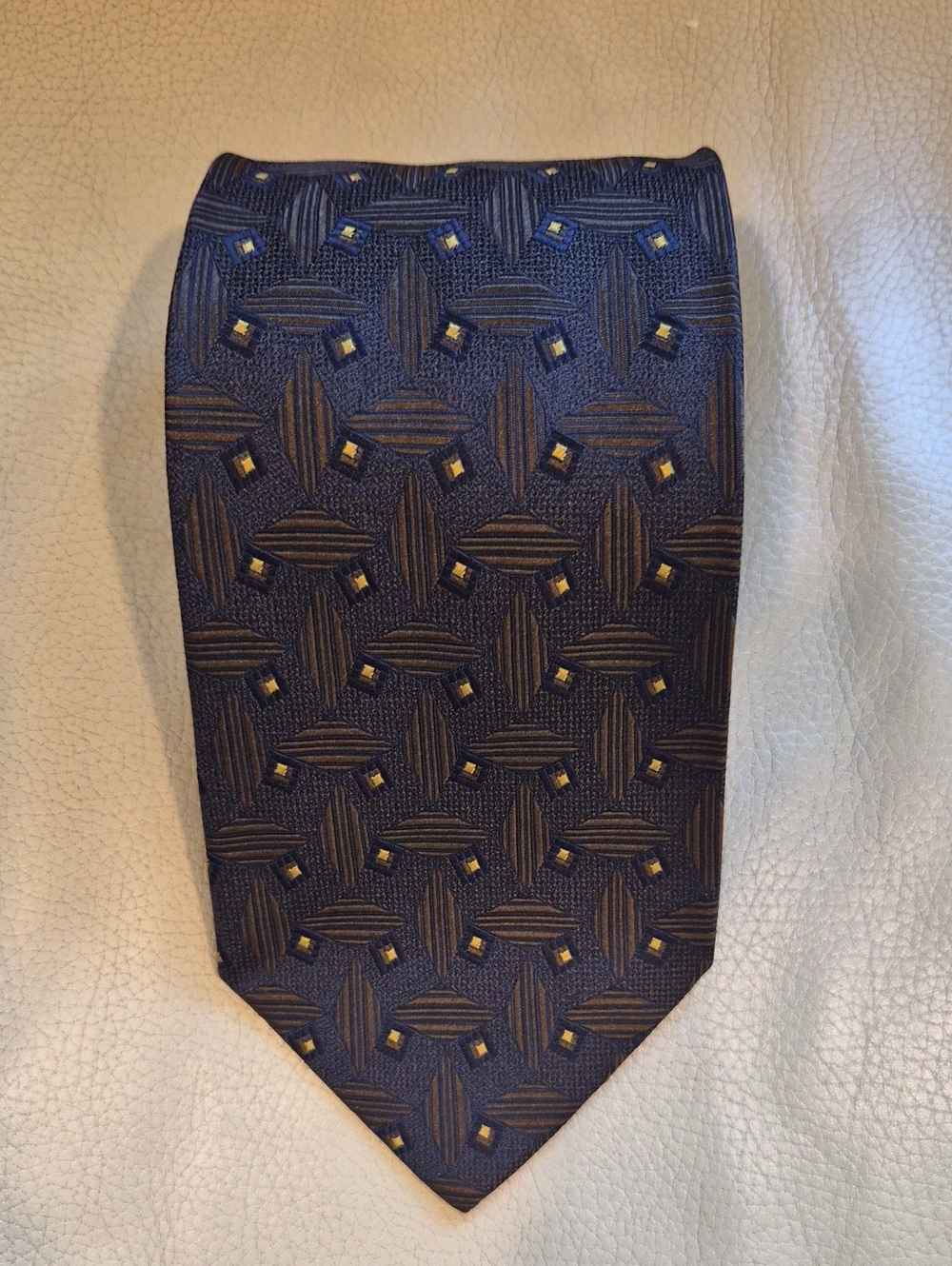 Ermenegildo Zegna Silk Made In Italy Brown Geometric Pattern Tie.